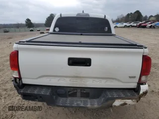 2017 Toyota Tacoma SR5 z VIN 3TMAZ5CN1HM047528, wystawiony jako Copart lot #49260315 z przebiegiem 78 361 mil mil oraz Szkody całkowita. Historia ofert i sprzedaży dostępna na DreamBid. Obrazek 6.