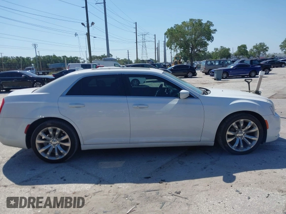 2018 Chrysler 300 Touring z VIN 2C3CCAAG9JH262459, wystawiony jako IAAI lot #42063815 z przebiegiem 135 472 mil mil oraz . Historia ofert i sprzedaży dostępna na DreamBid. Obrazek 13.