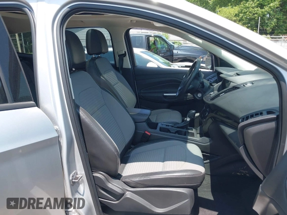 2017 Ford Escape SE z VIN 1FMCU9G95HUD37371, wystawiony jako IAAI lot #42393304 z przebiegiem 76 039 mil mil oraz . Historia ofert i sprzedaży dostępna na DreamBid. Obrazek 5.