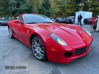 2007 Ferrari 599 z VIN ZFFFC60A870153007, wystawiony jako Copart lot #82527214 z przebiegiem 13 264 mil mil oraz Tytuł czysty. Historia ofert i sprzedaży dostępna na DreamBid. Obrazek 1.