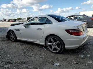 2015 Mercedes-Benz SLK-Class SLK 250 with VIN WDDPK4HA2FF107043, listed as a Copart auction lot 86132894 with 31,542 mi miles and Salvage Title. Bid and sale history available at carsss.com. Image 2.