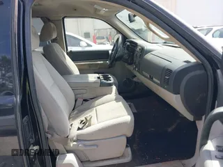 2007 Chevrolet Silverado 1500 LT w/1LT with VIN 2GCEC19J671591822, listed as a IAAI auction lot 41841804 with 325,059 mi miles. Bid and sale history available at carsss.com. Image 5.