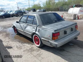 1983 Honda Civic z VIN JHMST3433DS003988, wystawiony jako IAAI lot #42069678 z przebiegiem 155 104 mil mil oraz . Historia ofert i sprzedaży dostępna na DreamBid. Obrazek 3.