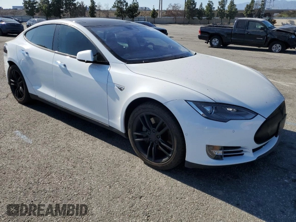 2014 Tesla Model S 60 with VIN 5YJSA1H15EFP53881, listed as a Copart auction lot 45136545 with 111,143 mi miles and Salvage Title. Bid and sale history available at DreamBid. Image 4.