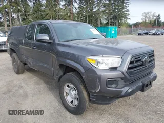 2018 Toyota Tacoma SR z VIN 5TFSX5EN0JX062612, wystawiony jako IAAI lot #41993211 z przebiegiem 92 586 mil mil oraz . Historia ofert i sprzedaży dostępna na DreamBid. Obrazek 1.