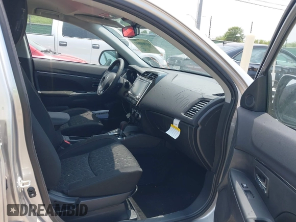 2024 Mitsubishi Outlander S z VIN JA4ARUAU6RU017646, wystawiony jako IAAI lot #42155361 z przebiegiem 1 044 mil mil oraz . Historia ofert i sprzedaży dostępna na DreamBid. Obrazek 5.