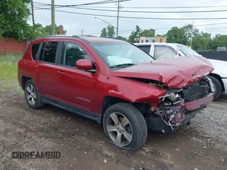 2016 Jeep Compass Latitude z VIN 1C4NJCEA3GD766040, wystawiony jako IAAI lot #42667808 z przebiegiem 96 787 mil mil oraz . Historia ofert i sprzedaży dostępna na DreamBid. Obrazek 1.