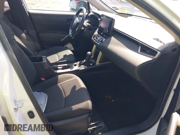 2022 Toyota Corolla Cross LE z VIN 7MUCAAAG0NV014812, wystawiony jako IAAI lot #42335853 z przebiegiem 52 811 mil mil oraz . Historia ofert i sprzedaży dostępna na DreamBid. Obrazek 5.