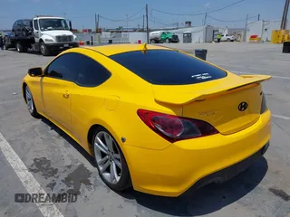 2012 Hyundai Genesis Coupe Grand Touring z VIN KMHHU6KH0CU073939, wystawiony jako IAAI lot #42357097 z przebiegiem 109 408 mil mil oraz . Historia ofert i sprzedaży dostępna na DreamBid. Obrazek 3.