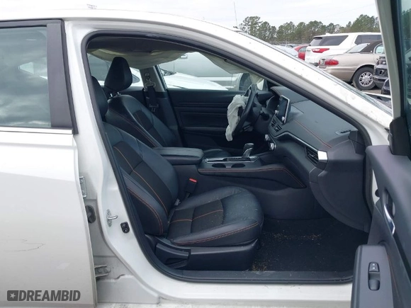 2022 Nissan Altima 2.5 SR with VIN 1N4BL4CV8NN376136, listed as a IAAI auction lot 41576186 with 44,053 mi miles. Bid and sale history available at carsss.com. Image 5.