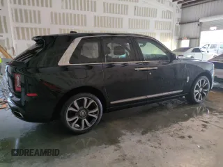 2023 Rolls-Royce Cullinan z VIN SLATV4C07PU218187, wystawiony jako Copart lot #74289364 z przebiegiem 5705 mil mil oraz Szkody całkowita. Historia ofert i sprzedaży dostępna na DreamBid. Obrazek 3.