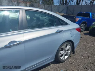 2013 Hyundai Sonata SE with VIN 5NPEC4AC9DH784460, listed as a IAAI auction lot 42099724 with 152,744 mi miles. Bid and sale history available at carsss.com. Image 17.