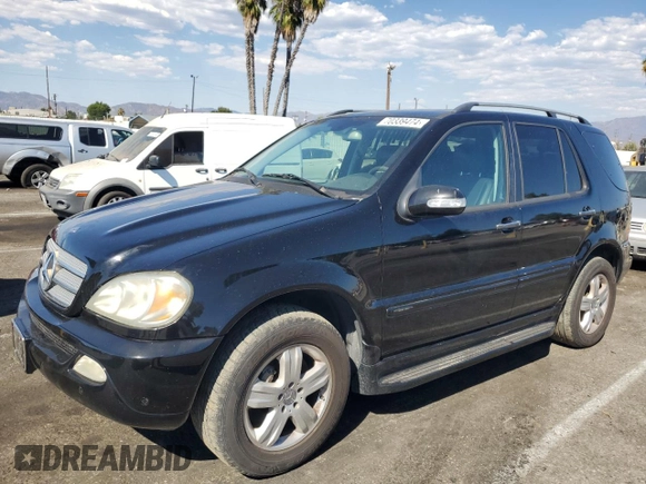 2005 Mercedes-Benz M 500 z VIN 4JGAB75E95A564285, wystawiony jako Copart lot #70339474 z przebiegiem 134 928 mil mil oraz Czysty tytuł • Clean title. Historia ofert i sprzedaży dostępna na DreamBid. Obrazek 1.