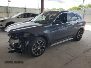2022 BMW X1 xDrive28i z VIN WBXJG9C05N5U77973, wystawiony jako Copart lot #56828995 z przebiegiem 14 448 mil mil oraz Szkoda całkowita • Salvage title. Historia ofert i sprzedaży dostępna na DreamBid. Obrazek 1.