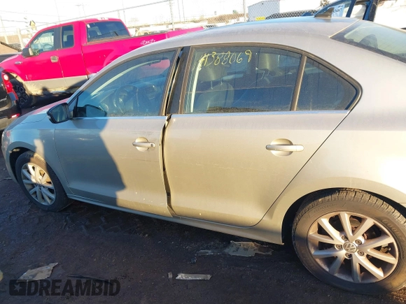 2013 Volkswagen Jetta SE with VIN 3VWDX7AJ6DM231773, listed as a IAAI auction lot 41388069 with 143,266 mi miles and . Bid and sale history available at DreamBid. Image 14.