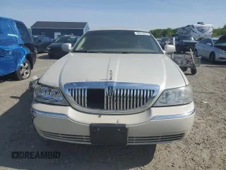 2004 Lincoln Town Car Ultimate z VIN 1LNHM83W94Y654164, wystawiony jako Copart lot #56313675 z przebiegiem 138 422 mil mil oraz Czysty tytuł • Clean title. Historia ofert i sprzedaży dostępna na DreamBid. Obrazek 5.