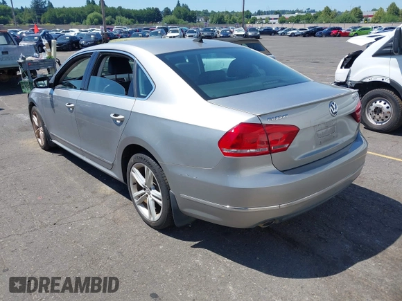 2014 Volkswagen Passat SEL Premium z VIN 1VWCN7A30EC097025, wystawiony jako IAAI lot #42466540 z przebiegiem 149 307 mil mil oraz . Historia ofert i sprzedaży dostępna na DreamBid. Obrazek 3.