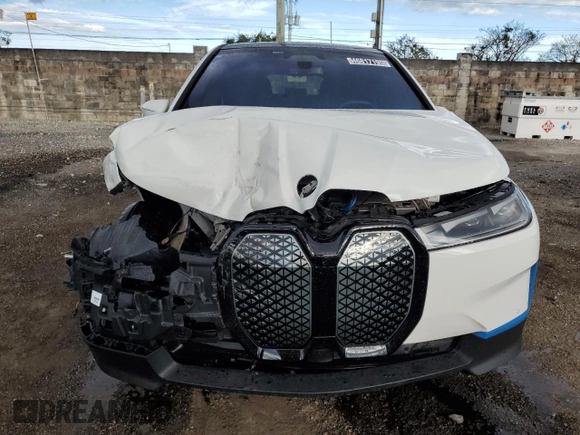 2024 BMW iX xDrive50 z VIN WB523CF02RCS04556, wystawiony jako Copart lot #46817195 z przebiegiem 7 915 mil mil oraz Czysty tytuł • Clean title. Historia ofert i sprzedaży dostępna na DreamBid. Obrazek 5.