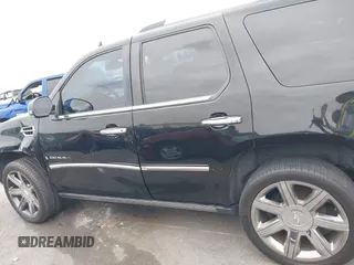 2008 Cadillac Escalade z VIN 1GYFK63848R223426, wystawiony jako IAAI lot #41981521 z przebiegiem 136 773 mil mil oraz . Historia ofert i sprzedaży dostępna na DreamBid. Obrazek 14.