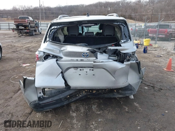 2021 Toyota Sienna XLE with VIN 5TDYRKEC1MS068172, listed as a IAAI auction lot 41557339 with 35,734 mi miles. Bid and sale history available at carsss.com. Image 16.