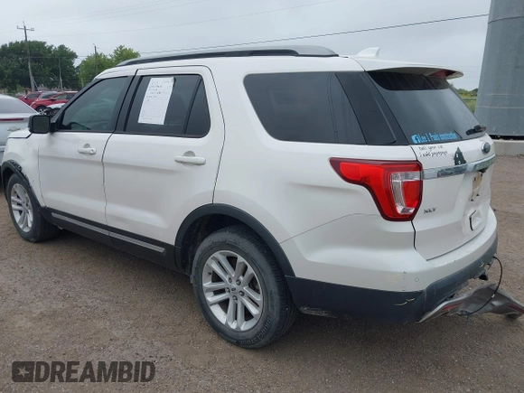 2017 Ford Explorer XLT z VIN 1FM5K7D8XHGC53849, wystawiony jako IAAI lot #42220485 z przebiegiem 135 902 mil mil oraz . Historia ofert i sprzedaży dostępna na DreamBid. Obrazek 3.