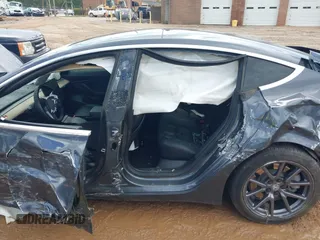 2020 Tesla Model 3 Long Range z VIN 5YJ3E1EB5LF710788, wystawiony jako IAAI lot #42020503 z przebiegiem 76 606 mil mil oraz . Historia ofert i sprzedaży dostępna na DreamBid. Obrazek 14.