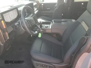 2024 GMC Hummer EV 2X z VIN 1GKB0NDE8RU106525, wystawiony jako Copart lot #54308665 z przebiegiem 4762 mil mil oraz Szkody całkowita. Historia ofert i sprzedaży dostępna na DreamBid. Obrazek 7.