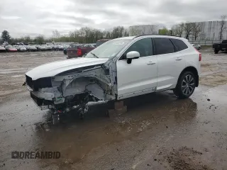 2022 Volvo XC60 Momentum z VIN YV4L12RK8N1916059, wystawiony jako Copart lot #55500275 z przebiegiem 47 474 mil mil oraz Szkody całkowita. Historia ofert i sprzedaży dostępna na DreamBid. Obrazek 1.