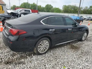 2015 Infiniti Q70 z VIN JN1BY1PR1FM830664, wystawiony jako Copart lot #56182275 z przebiegiem 263 925 mil mil oraz Tytuł czysty. Historia ofert i sprzedaży dostępna na DreamBid. Obrazek 3.