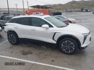 2024 Chevrolet Blazer EV eAWD LT z VIN 3GNKDBRJ0RS218750, wystawiony jako IAAI lot #41735858 z przebiegiem 2835 mil mil oraz . Historia ofert i sprzedaży dostępna na DreamBid. Obrazek 14.