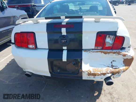 2005 Ford Mustang GT Deluxe z VIN 1ZVFT82H155226414, wystawiony jako IAAI lot #42458005 z przebiegiem 202 773 mil mil oraz . Historia ofert i sprzedaży dostępna na DreamBid. Obrazek 13.
