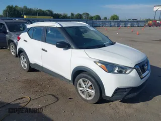 2019 Nissan Kicks S z VIN 3N1CP5CU0KL554619, wystawiony jako IAAI lot #40223390 z przebiegiem 215 631 mil mil oraz . Historia ofert i sprzedaży dostępna na DreamBid. Obrazek 1.