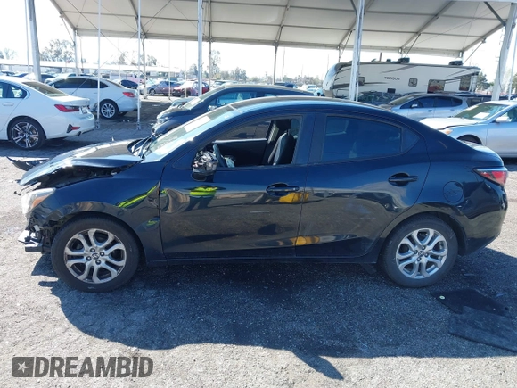 2016 Scion iA z VIN 3MYDLBZV0GY123351, wystawiony jako IAAI lot #41736327 z przebiegiem 86 804 mil mil oraz . Historia ofert i sprzedaży dostępna na DreamBid. Obrazek 14.