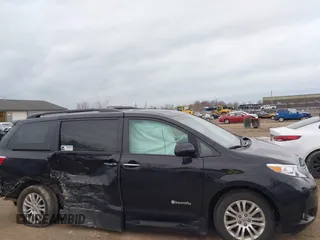 2017 Toyota Sienna XLE Auto Access Seat with VIN 5TDYZ3DC6HS826682, listed as a IAAI auction lot 41932138 with 33,827 mi miles. Bid and sale history available at carsss.com. Image 13.