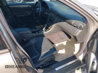 2004 Mercedes-Benz C 230 Kompressor z VIN WDBRF40J24A594806, wystawiony jako IAAI lot #42444464 z przebiegiem 266 778 mil mil oraz . Historia ofert i sprzedaży dostępna na DreamBid. Obrazek 5.