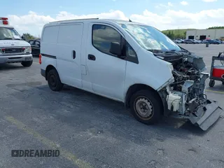 2015 Nissan NV200 S z VIN 3N6CM0KN9FK696110, wystawiony jako IAAI lot #41694807 z przebiegiem 253 714 mil mil oraz . Historia ofert i sprzedaży dostępna na DreamBid. Obrazek 1.