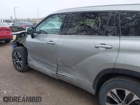 2021 Toyota Highlander XLE with VIN 5TDGZRBH5MS538188, listed as a IAAI auction lot 42257104 with 55,701 mi miles and . Bid and sale history available at DreamBid. Image 18.