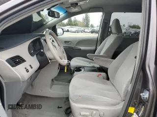 2012 Toyota Sienna LE AAS с VIN 5TDKK3DC8CS241590, выставлен на аукционе Copart как лот 53308815 с пробегом 141 292 миль миль и Списание • Salvage title. История ставок и продаж доступна на DreamBid. Изображение 7.