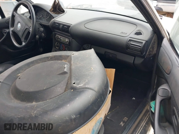 1996 BMW 3 Series Z3 1.9 z VIN 4USCH7322TLB73997, wystawiony jako IAAI lot #41778288 z przebiegiem Nie podano mil oraz . Historia ofert i sprzedaży dostępna na DreamBid. Obrazek 5.