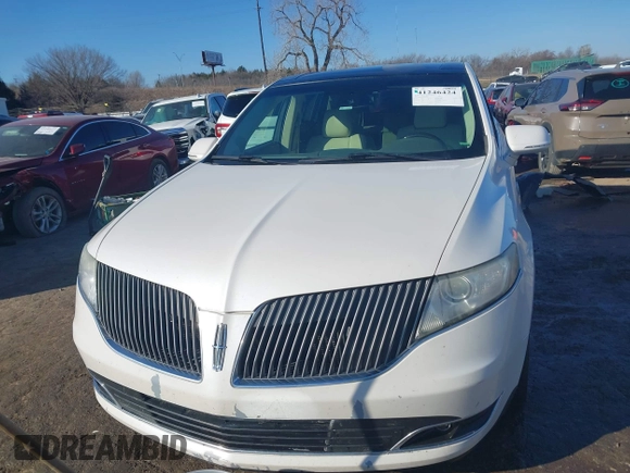 2014 Lincoln MKT EcoBoost z VIN 2LMHJ5AT9EBL52165, wystawiony jako IAAI lot #41246424 z przebiegiem 154 332 mil mil oraz . Historia ofert i sprzedaży dostępna na DreamBid. Obrazek 13.