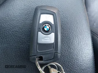 2013 BMW 3 Series 328i xDrive z VIN WBA3B5G57DNS05892, wystawiony jako IAAI lot #42560892 z przebiegiem 141 676 mil mil oraz . Historia ofert i sprzedaży dostępna na DreamBid. Obrazek 11.