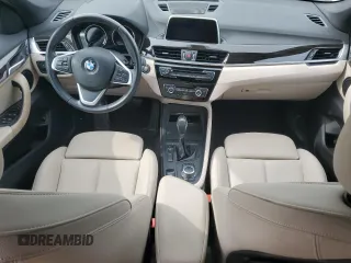 2018 BMW X1 sDrive28i z VIN WBXHU7C32J3H44095, wystawiony jako Copart lot #53780865 z przebiegiem Nie podano mil oraz Szkody całkowita. Historia ofert i sprzedaży dostępna na DreamBid. Obrazek 8.