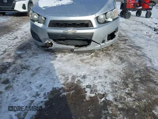 2013 Chevrolet Sonic LS z VIN 1G1JA5SG6D4236927, wystawiony jako IAAI lot #41356033 z przebiegiem 138 000 mil mil oraz . Historia ofert i sprzedaży dostępna na DreamBid. Obrazek 6.
