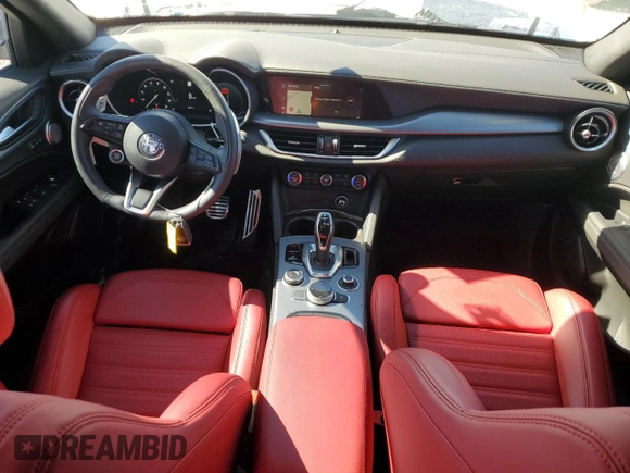 2024 Alfa Romeo Stelvio Ti z VIN ZASPAKBN3R7D71620, wystawiony jako Copart lot #80831844 z przebiegiem 6 354 mil mil oraz Szkoda całkowita • Salvage title. Historia ofert i sprzedaży dostępna na DreamBid. Obrazek 8.