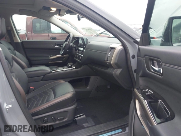 2024 Nissan Pathfinder Platinum z VIN 5N1DR3DKXRC244704, wystawiony jako IAAI lot #41983121 z przebiegiem 23 111 mil mil oraz . Historia ofert i sprzedaży dostępna na DreamBid. Obrazek 5.