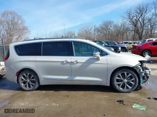 2017 Chrysler Pacifica Limited with VIN 2C4RC1GG8HR634049, listed as a IAAI auction lot 41639916 with 101,945 mi miles. Bid and sale history available at carsss.com. Image 14.