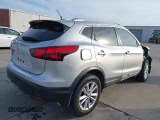 2017 Nissan Rogue SV z VIN JN1BJ1CP5HW030515, wystawiony jako IAAI lot #41892304 z przebiegiem 83 794 mil mil oraz . Historia ofert i sprzedaży dostępna na DreamBid. Obrazek 4.