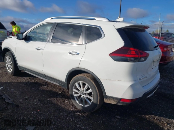 2020 Nissan Rogue SV z VIN JN8AT2MV3LW138117, wystawiony jako IAAI lot #41902231 z przebiegiem 131 746 mil mil oraz . Historia ofert i sprzedaży dostępna na DreamBid. Obrazek 3.