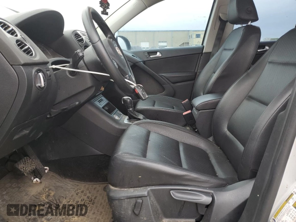 2017 Volkswagen Tiguan S z VIN WVGAV7AX5HK001697, wystawiony jako Copart lot #51613085 z przebiegiem 116 589 mil mil oraz Szkoda całkowita • Salvage title. Historia ofert i sprzedaży dostępna na DreamBid. Obrazek 7.