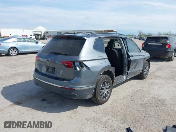 2023 Volkswagen Tiguan S z VIN 3VVRB7AX9PM132401, wystawiony jako IAAI lot #41870969 z przebiegiem 40 533 mil mil oraz . Historia ofert i sprzedaży dostępna na DreamBid. Obrazek 4.